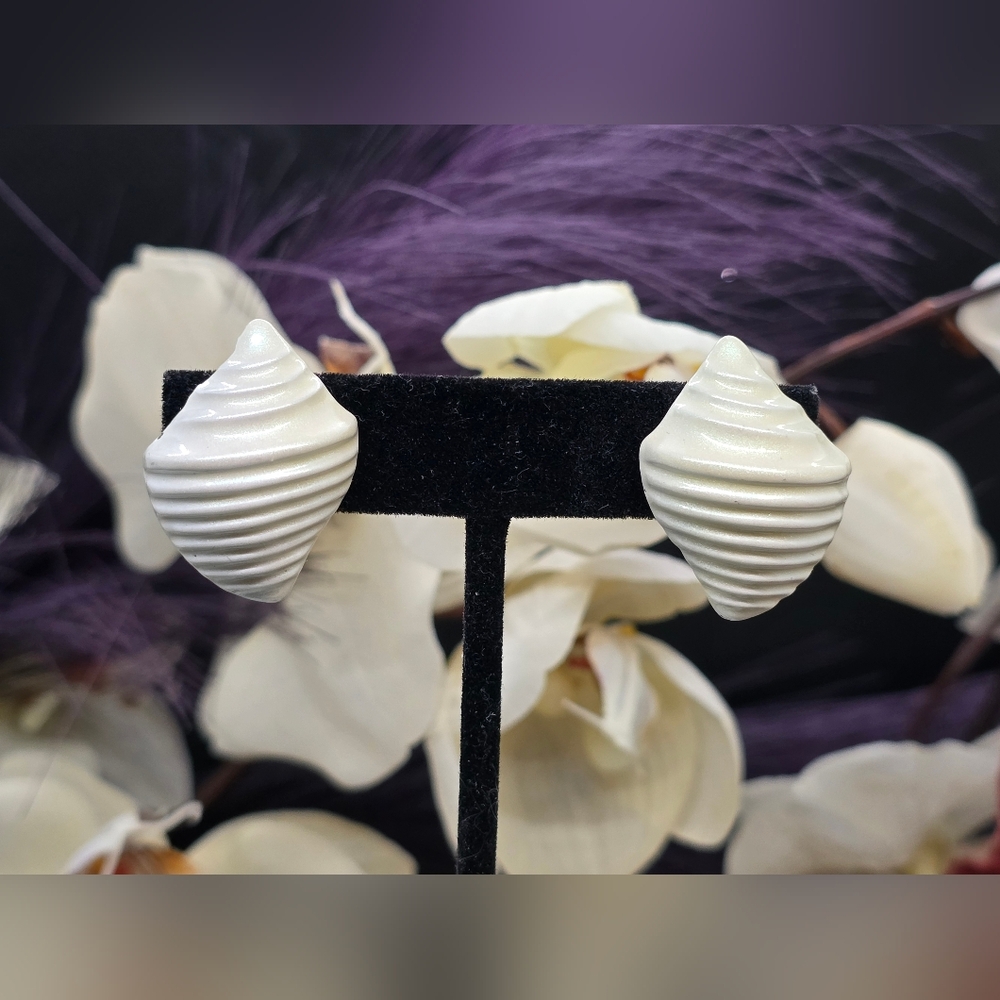 Vintage Avon Clip-on earrings Seaside white enamel shells, metal, surgical steel